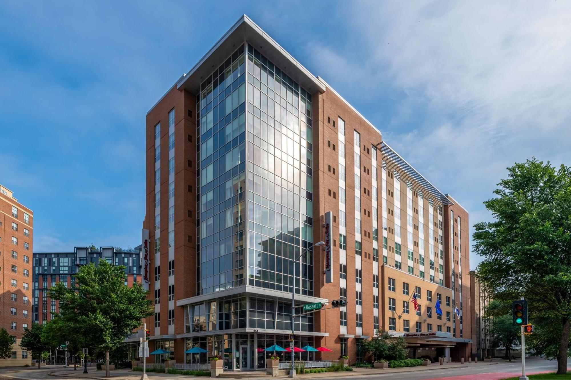 Hampton Inn & Suites Madison Downtown Exterior photo